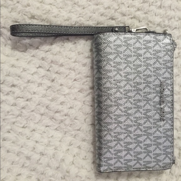 Michael Kors Wristlet - Picture 4 of 7